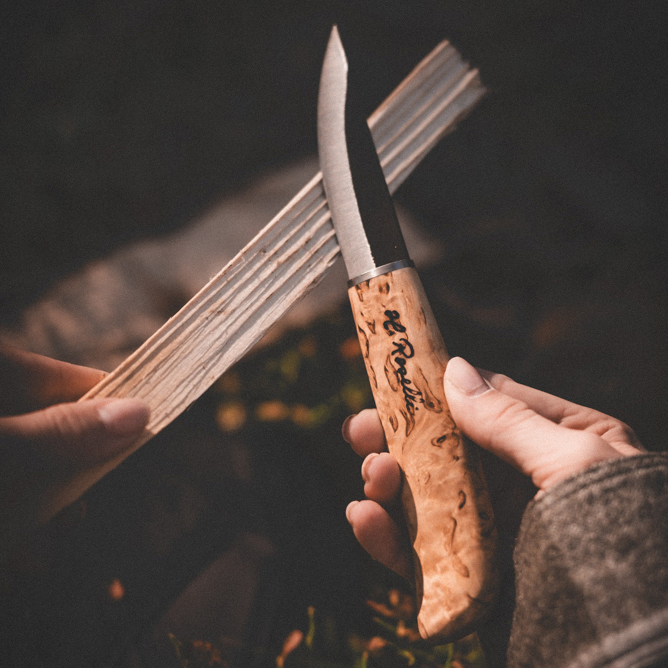 roselli-nikkarinpuukko-schnitzmesser-carbonstahl-maserbirke image 2